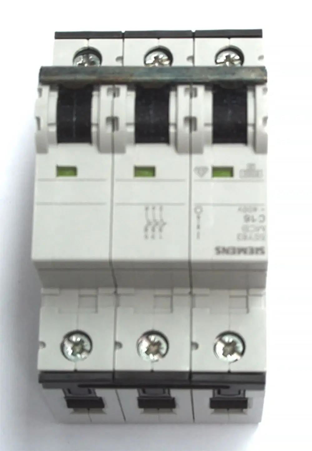Daikin-Schalter mit mehreren Sicherungen, montiert auf einer DIN-Schiene. Sichtbare Anschlüsse und Schalthebel in neutrale Farben, geeignet für elektrische Anwendungen.